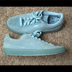 Suede pumas